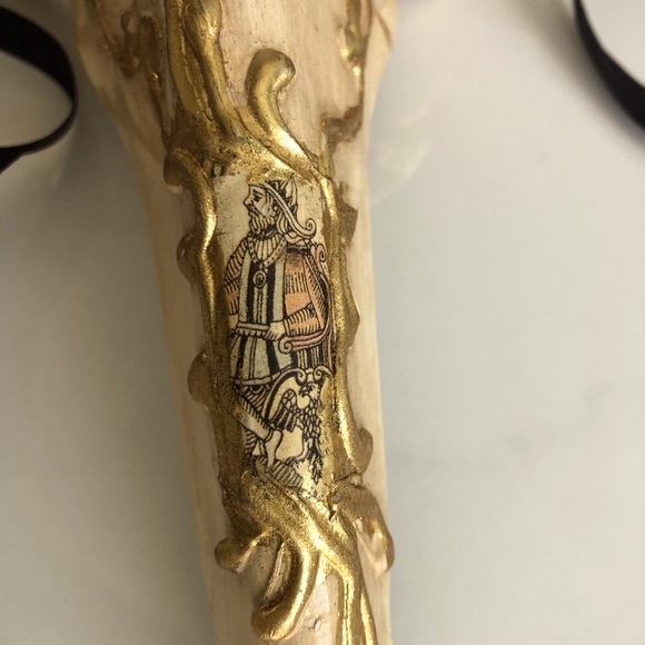 Gorgeous masquerade mask with long protruding nose, and beautiful gold details. - Picture 2 of 7